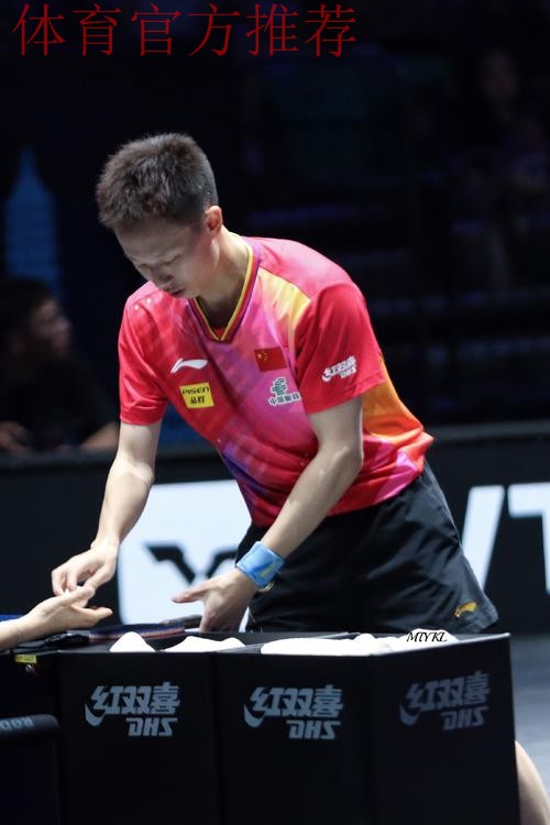 戴维斯中路送短传 穆迪罚球线跳投2+1