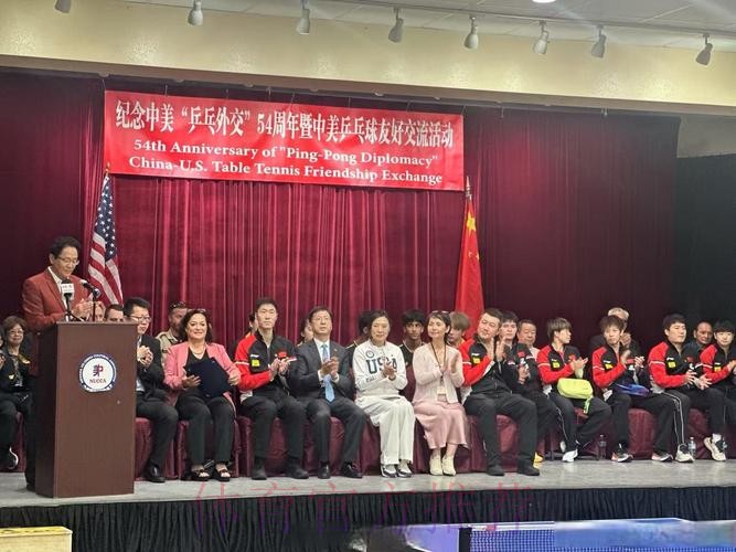 国乒队员与美国当地青少年交流互动